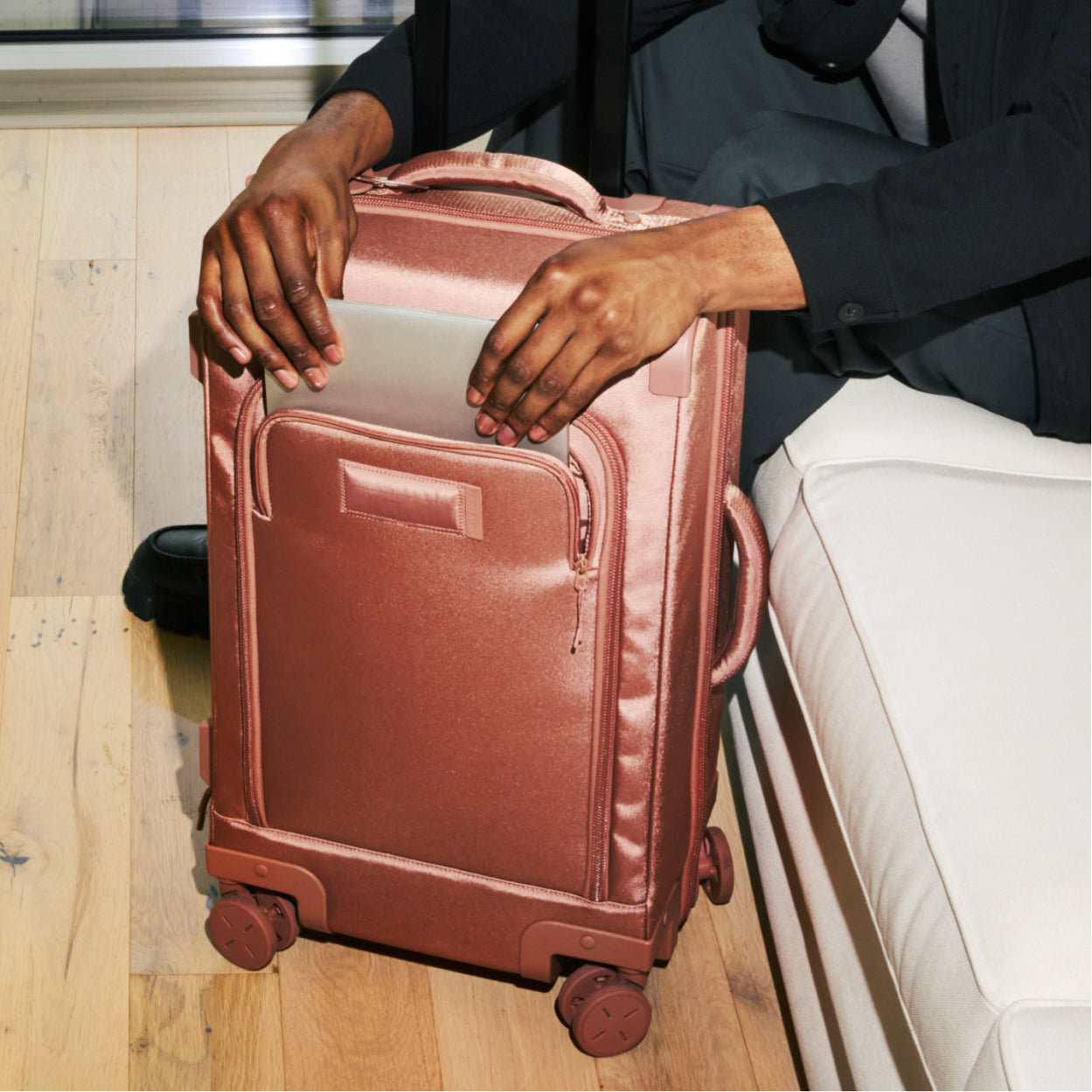 Seattle Carry-On Luggage in Ash. Larger - 23.5 inch - Image 11