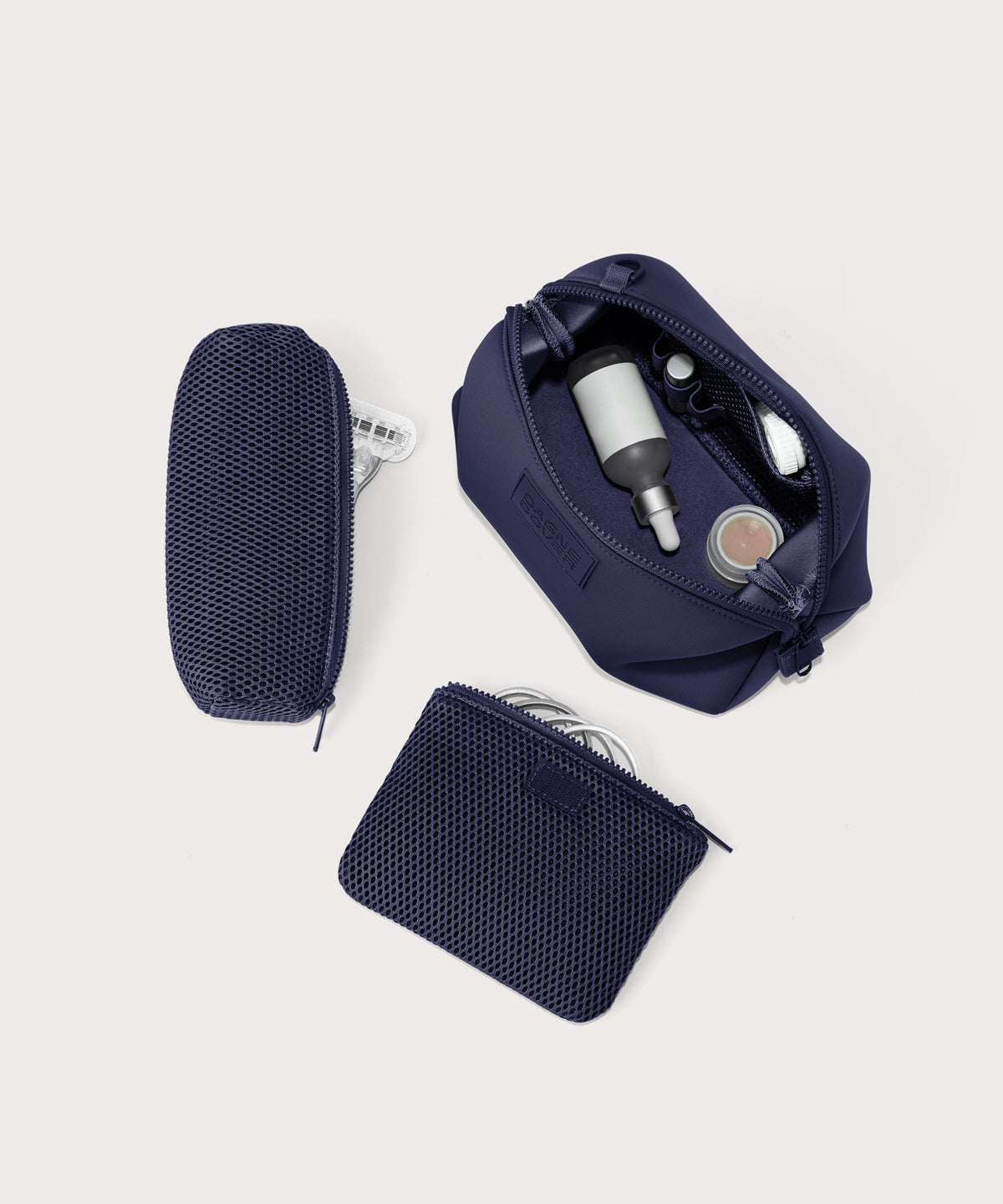 Hunter Toiletry Bag in Storm. Large - Image 3
